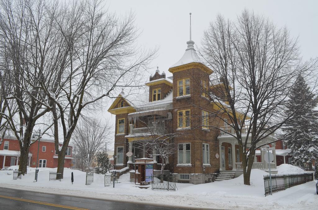 Le 100 St-Laurent Louiseville Buitenkant foto